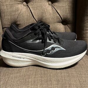 Saucony Triumph 21 Black Running Shoes women's size 9